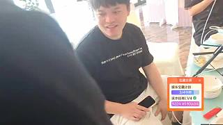 笑著同意低頭并問誰先去