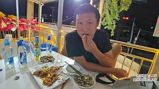 酒吧遇妹子蹭酒親親后不走