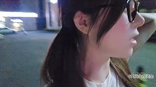 搭便車(chē)遇不穩(wěn)緊抓小哥肩膀