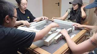 麻將牌局專注進行中