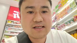 老何用杯砸向龍龍引沖突