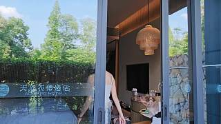 露臺(tái)特寫展示頸飾項(xiàng)鏈