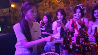 聚會女生突指桌子引關注