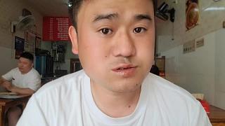深色炒面配可口可樂真過癮