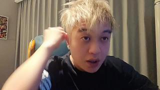 突然張大嘴巴露驚容