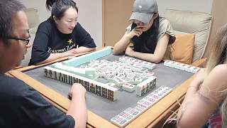 牌局失誤引發(fā)哄堂大笑
