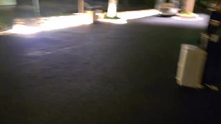 夜間戶外確認行李回園區(qū)