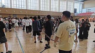 趣味拔河活動(dòng)突發(fā)意外失利
