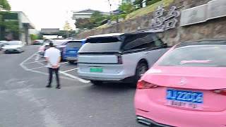 穿西裝被嘲服務生幽默回應