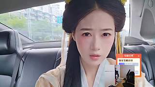 吐槽天氣熱到發(fā)火扇風降溫