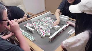 麻將局中歡樂進(jìn)行時