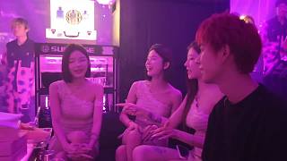 酒吧單身狂歡大笑互動(dòng)