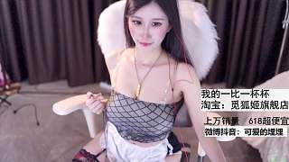 微笑展示一比一杯杯吸吮動作