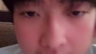 微調(diào)鏡頭展示上衣字母圖案