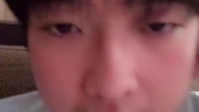 微调镜头展示上衣字母图案