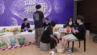 互動(dòng)游戲倒牛奶搓腳遇冷水驚呆