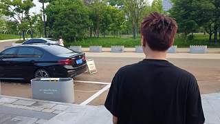 開蓋遇阻顯不耐煩