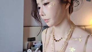 宣布開播時整理妝容