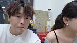瑩瑩大快朵頤油炸螞蚱