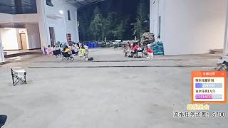 笑著詢問大家吃盒飯嗎