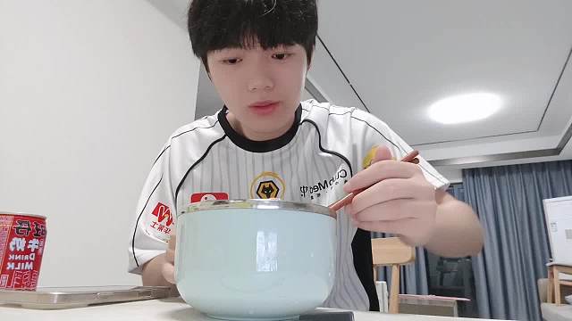 吃面条配旺仔牛奶直播