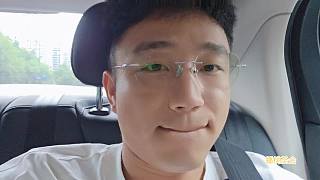 喬治幽默模仿一只耳露半邊臉