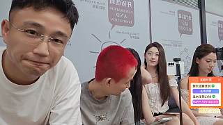 劈磚姐雅婷手腫展示引觀眾圍觀