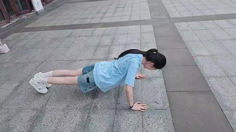 抱抱赤腳俯臥撐引內疚熱議