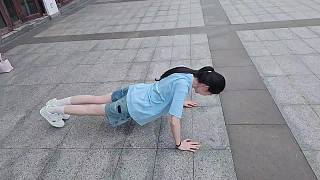抱抱赤腳俯臥撐引內(nèi)疚熱議