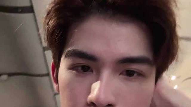 户外走廊直播，手贴右耳打招呼