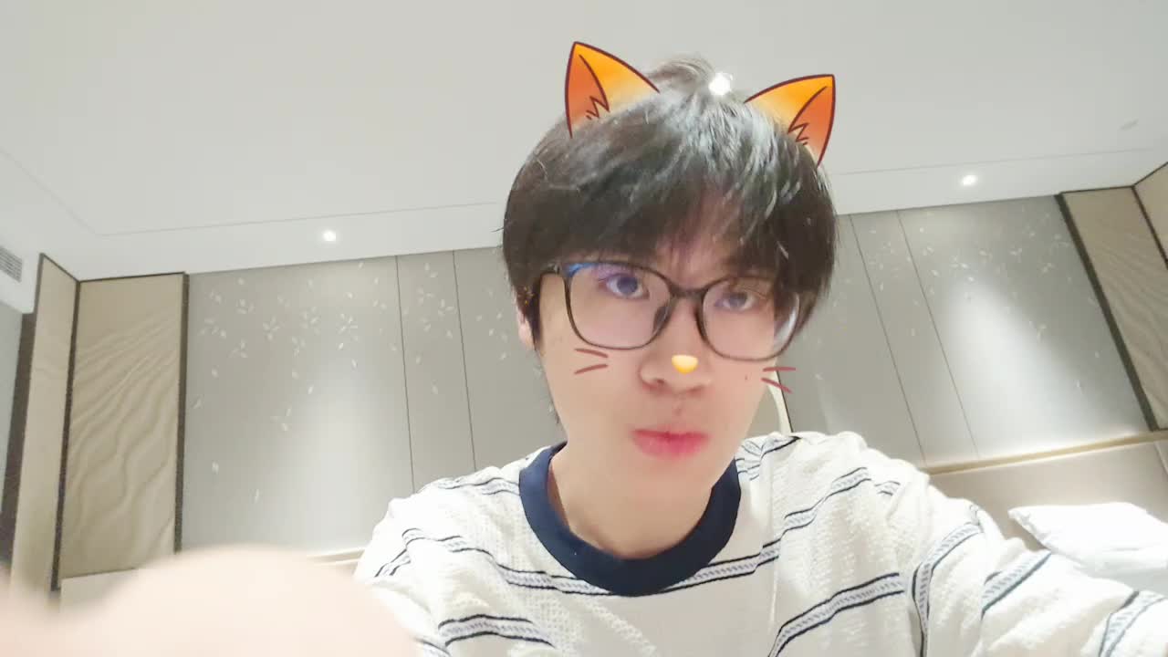 带猫耳特效摆弄红色餐盒