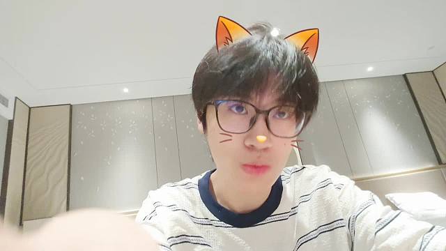 带猫耳特效摆弄红色餐盒