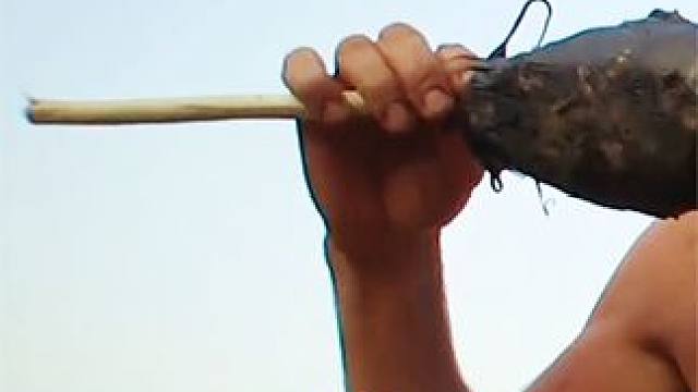 第1集丨#德爷在卢旺达草原第一天就跟水牛抢水喝 #单挑荒野 #我要上热门