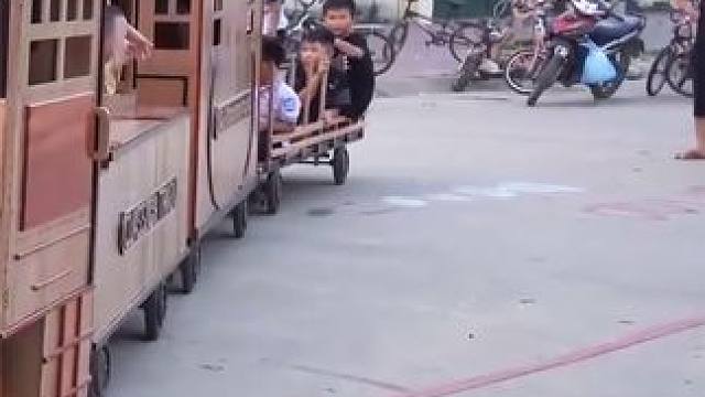 越南木匠纯手工打造的大号玩具火车。 #手工制作  #火车  #纯手工