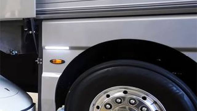 沉浸式参观上千万房车，内部空间宽敞，非常奢华。 #房车  #奢侈  #有钱人的快乐