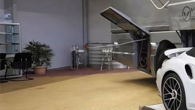 一辆自带车库的房车，可以停放一台跑车。 #房车  #有钱人的生活   #豪车