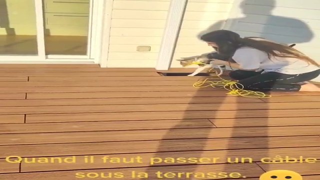 辛苦的喵师傅，帮助主人在地板下穿电线，报酬给一包零食就好啦~