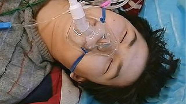 17岁男生冲动从四楼跳下，抢救过来后跟爸爸妈妈不停道歉 #纪录片 #坠楼 #医生