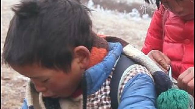 感动！姐弟俩主动捡起路边的垃圾 #我的公益一分钟 #星光点梦计划 #帮助儿时自己读好书