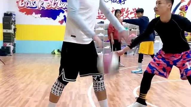 东契奇实战时如何做出这种经典突分呢，主要是对防守阵型的阅读和吸引，让对方产生混乱和轮转，借此形成局部二打一