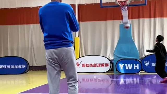 两个小朋友真棒，很虚心，每个孩子都很好#三分发力 #三分投篮 #投篮脚步 #干拔跳投 #奇怪的投篮姿势又增加了