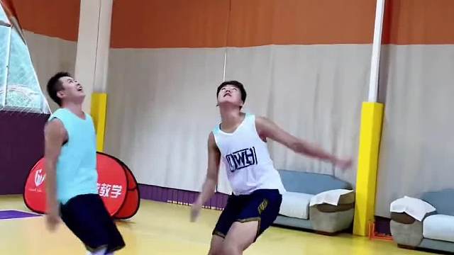 两个细节1.变向后，往那边变向突破那只脚要快速上步抢位置2.遇到对抗炸球传力突破#dou来为中国篮球加油 #实战篮球 #2023男篮世界杯 #过人技巧 #郭教练篮球教学