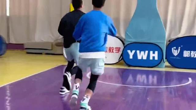 两个细节1.眼神假动作2.转肩伸辅助手攻击突破#篮球突破 #挖步 #转髋过人 #过人节奏 #郭教练篮球教学