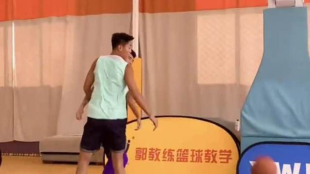 两招就行，就是一个撤步投篮和一个撤步投篮加假动作投篮后插步上篮，越简单了越简单#后撤步 #投篮 #运球节奏 #郭教练篮球教学 #每天学一招