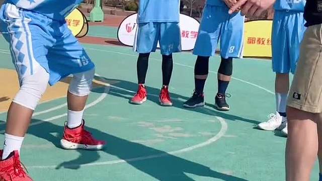 刺探步时一般都会动，就看是一只脚动还是两只脚动，看完要大量训练才能瞬间阅读#小助手 #篮球 #试探步