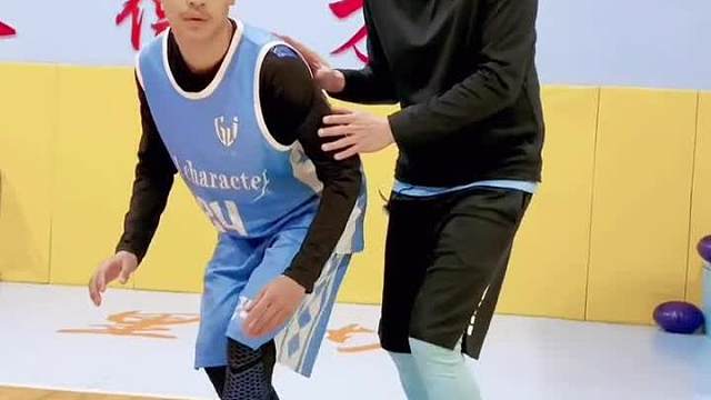 前边一直跟随跑，最后一步突然改变防守方向，抢断球，记住此法你就会成为抢断王#小助手 #篮球教学 #抢断