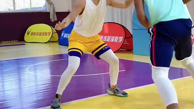 找对抗，才能转身，直接转身就是废自己！我会继续发教学，谢谢大家的支持#篮球教学 #内线进攻 #郭教练篮球教学 #实战篮球