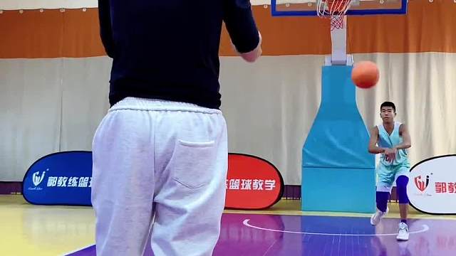 持球对了，掌心空出了，手指能拨球了，才能投三分，才能掌握各种投篮技巧#篮球教学 #投篮 #三分球 #三分 #郭教练篮球教学
