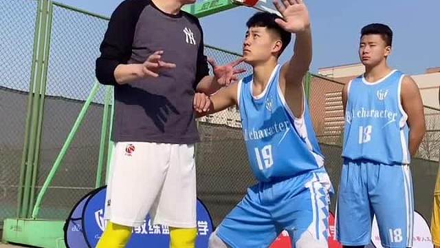 接球顺势进攻，是球场必备技能之一，想打好篮球吗？左右接球顺势进攻练起来#小助手 #篮球 #加内特