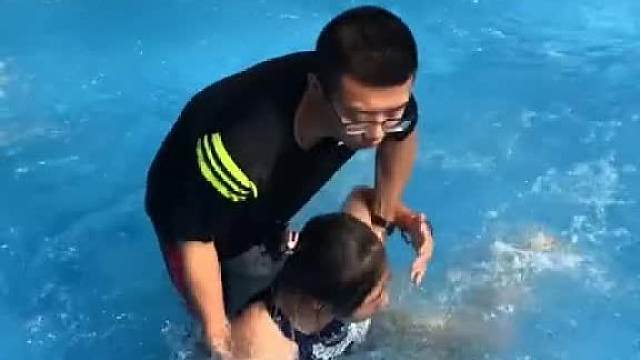 肯定是池底有沙子粘腿上了